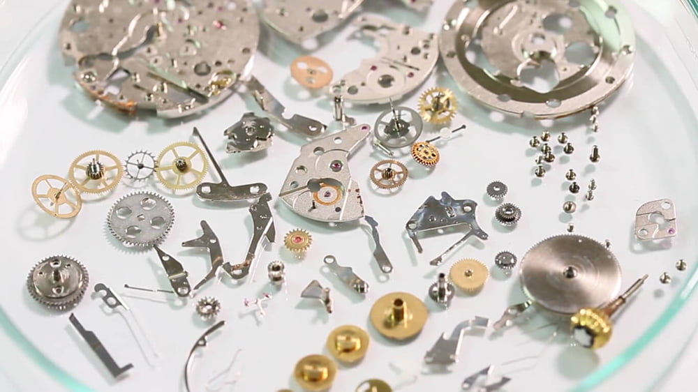 Đồng hồ cơ được lắp ráp thủ công từ hàng trăm chi tiết nhỏ